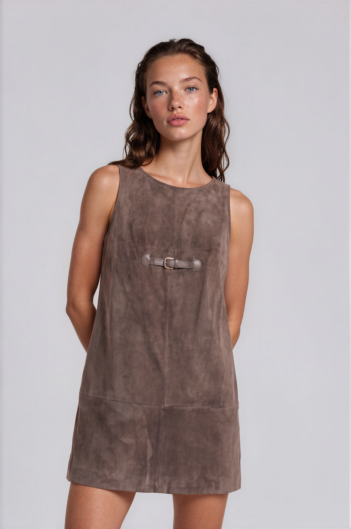 PAULE KA Robe Chasuble en Daim — Taupe avec Boucle Dorée