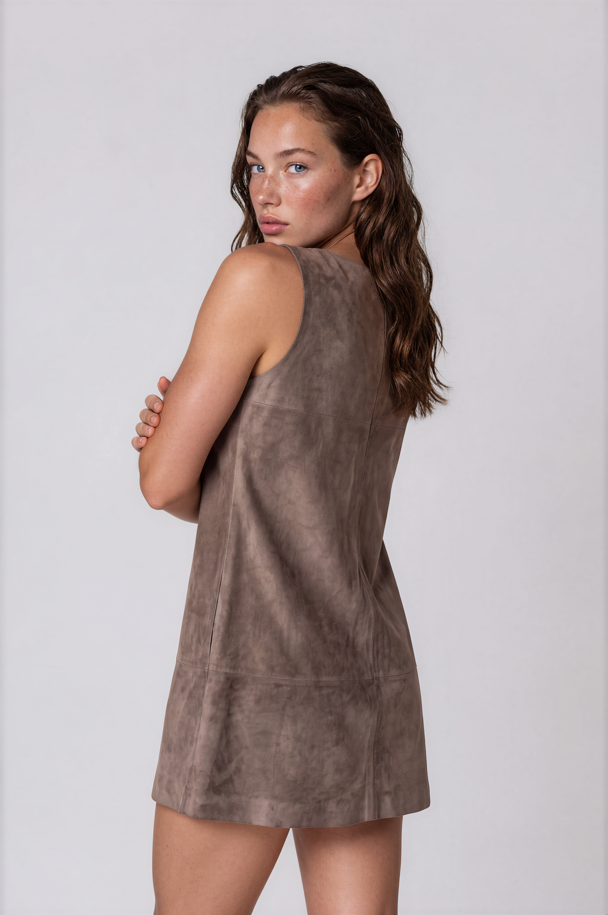 PAULE KA Robe Chasuble en Daim — Taupe avec Boucle Dorée