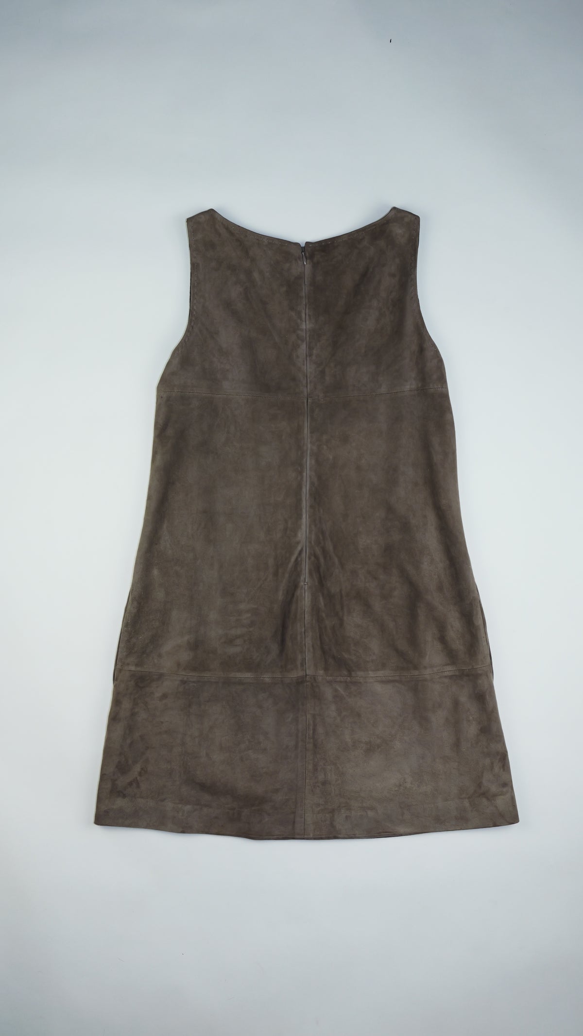 PAULE KA Robe Chasuble en Daim — Taupe avec Boucle Dorée