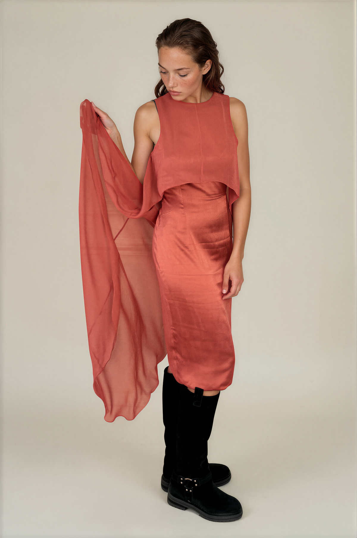 THOMAS WYLDE Robe asymétrique unique avec cape.